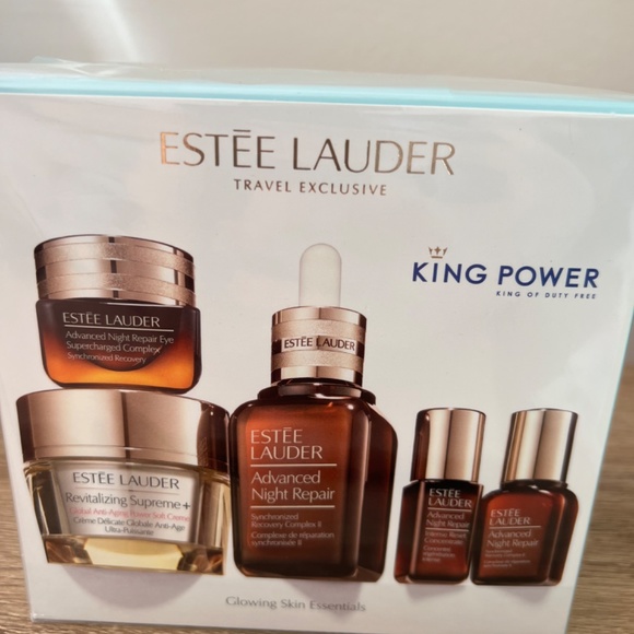 Estée Lauder Glowing Skin Essential full size - Picture 2 of 6